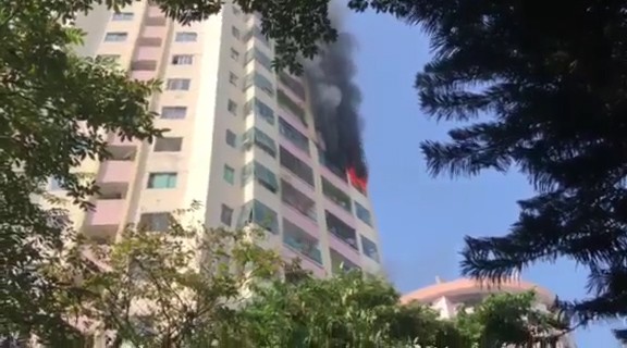 Hiện trường vụ cháy tại tầng 10 chung cư A4, Trần Đăng Ninh, Cầu Giấy.