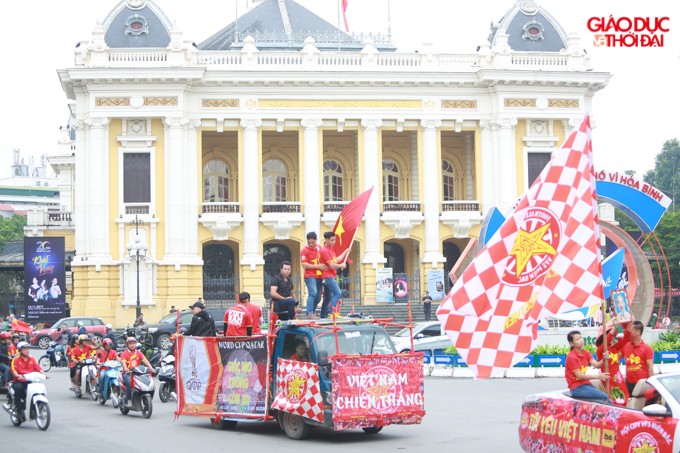 CĐV đi qua nhiều điểm di tích tại Hà Nội để cổ vũ đội tuyển.