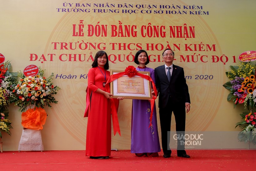 Trường THCS Hoàn Kiếm ( Hà Nội) đón nhận bằng đạt chuẩn Quốc gia mức độ I.