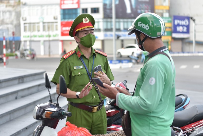 Nhiều phường tiến hành kiểm tra, xử lý người dân ra đường không có lý do chính đáng theo đúng Chỉ thị 17 của TP Hà Nội.