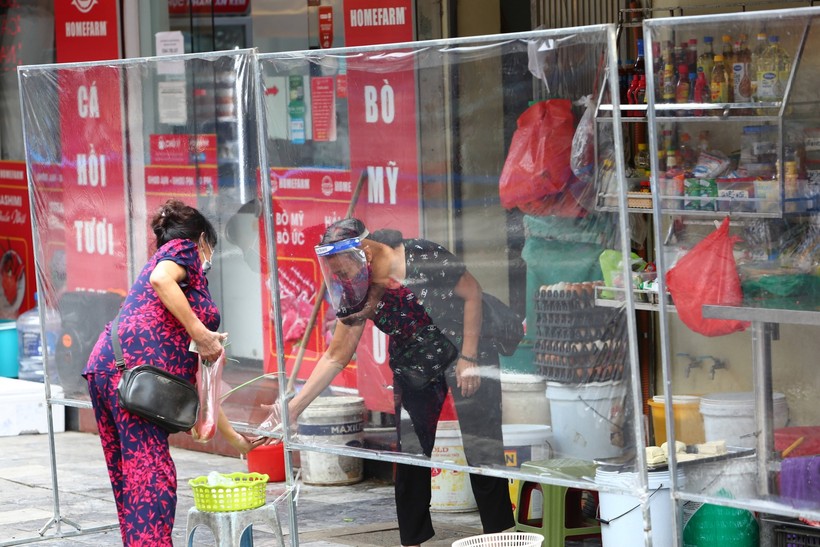 Sau những ngày tạm dừng hoạt động, chợ nhà giàu tại Hà Nội hoạt động trở lại với diện mạo mới.