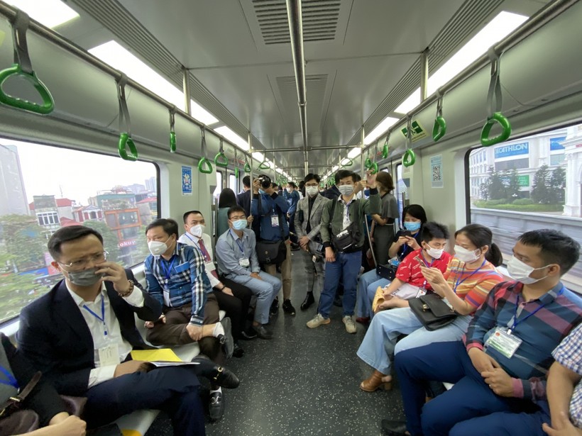 Những hành khách đầu tiên đi tuyến tàu điện đô thị Cát Linh - Hà Đông.