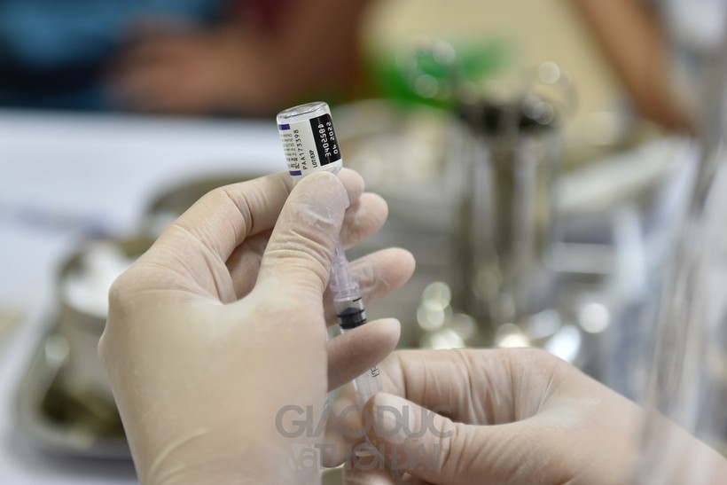 Hà Nội tiếp tục triển khai tiêm vắc xin cho học sinh khối THCS.