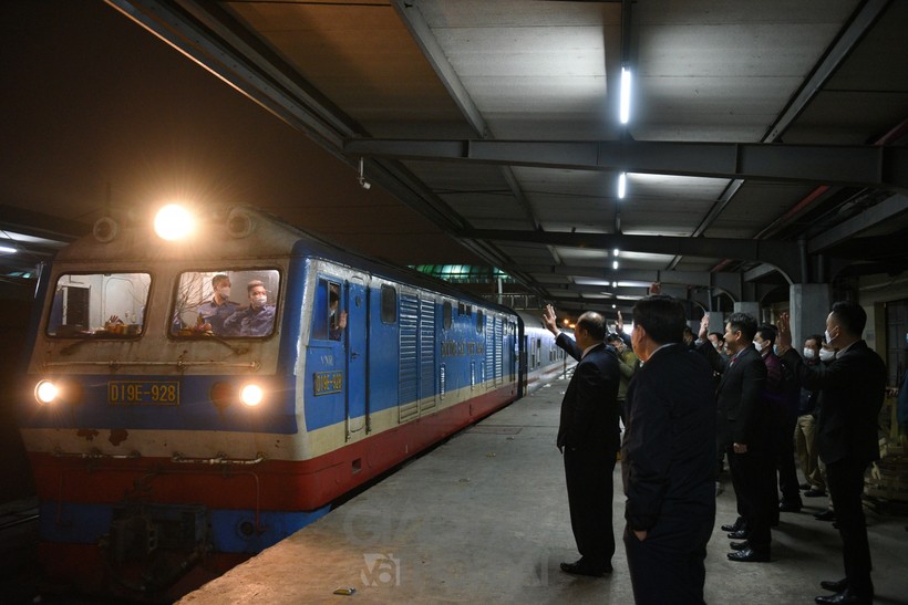 Chuyến tàu cuối cùng rời ga Hà Nội.