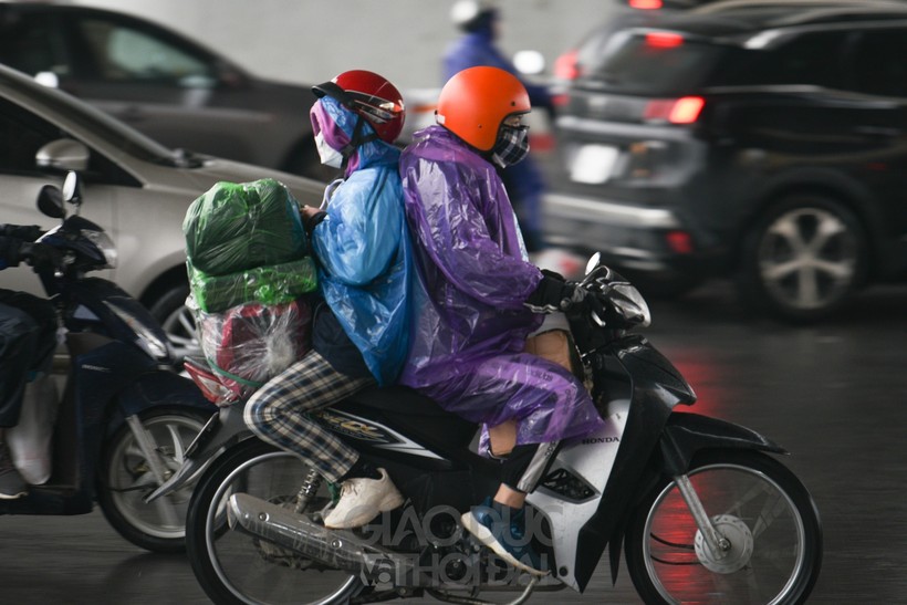 Người dân chằng, buộc hành trang sau xe máy quay lại Hà Nội trong ngày cuối cùng của kỳ nghỉ lễ Tết.