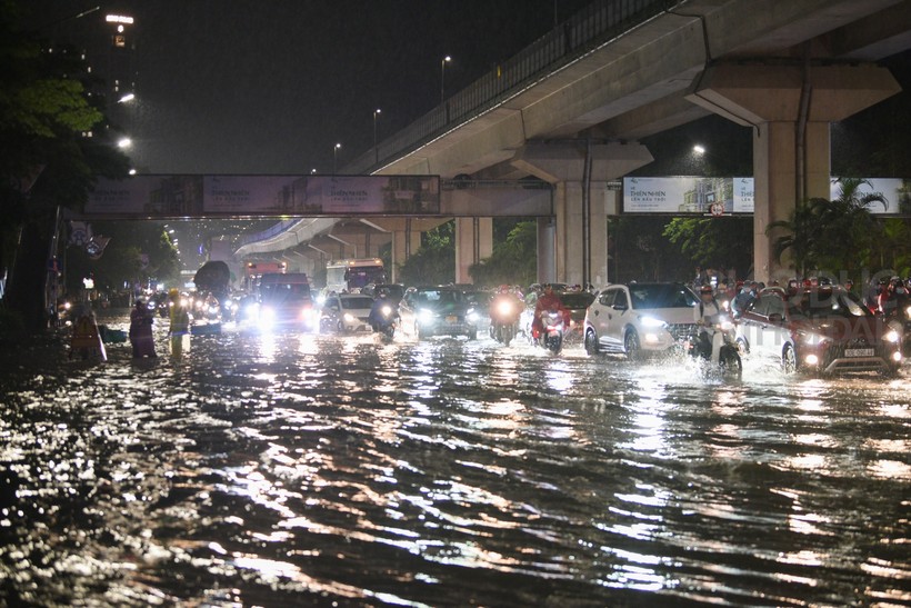 Đường phố Hà Nội biến thành sông sau cơn mưa lớn.