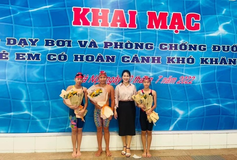 Giám đốc Cung Thanh niên Hà Nội Dương Việt Hà tặng hoa học viên.