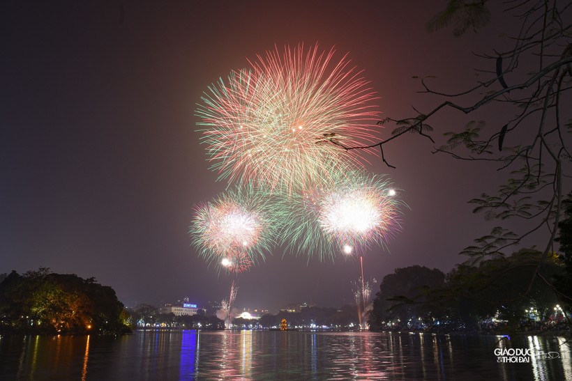 Pháo hoa rực sáng trên bầu trời Thủ đô chào đón năm mới
