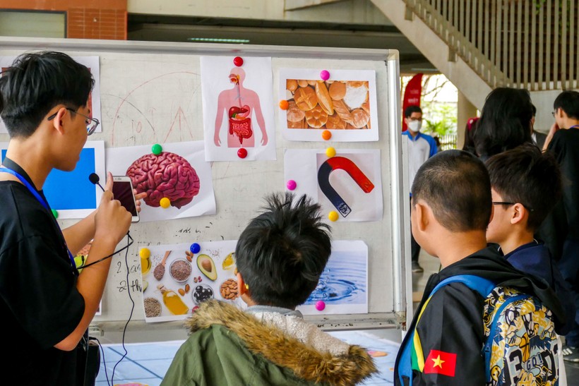 Trải nghiệm không gian sắc màu hội chợ khoa học của học sinh Hà Nội ảnh 3