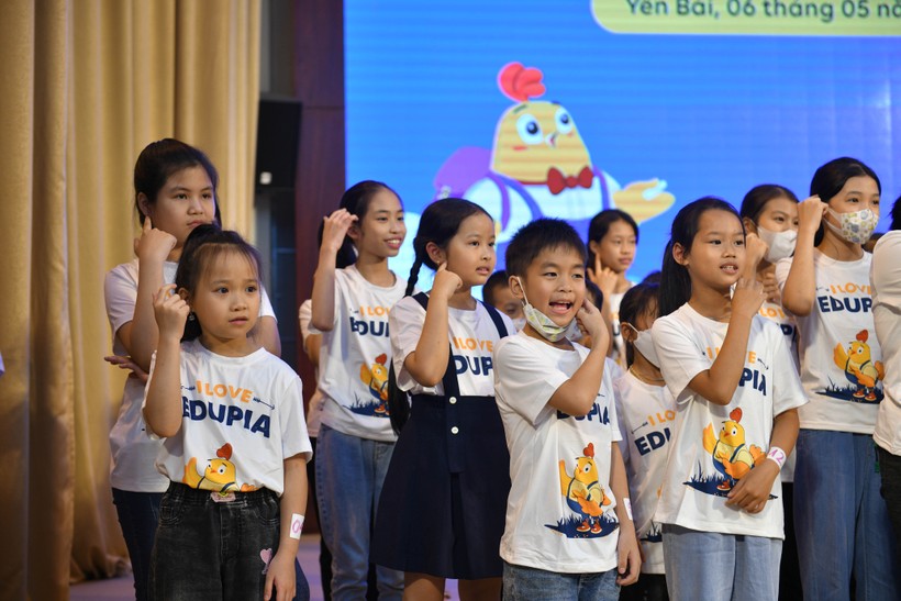 Gần 8.000 học sinh Tiểu học tham dự 'Vì Yên Bái giỏi tiếng Anh' ảnh 17