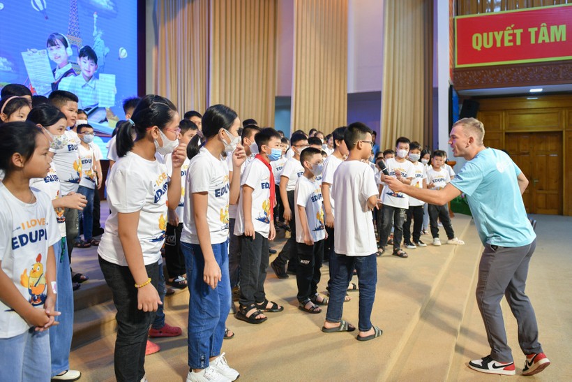 Gần 8.000 học sinh Tiểu học tham dự 'Vì Yên Bái giỏi tiếng Anh' ảnh 14