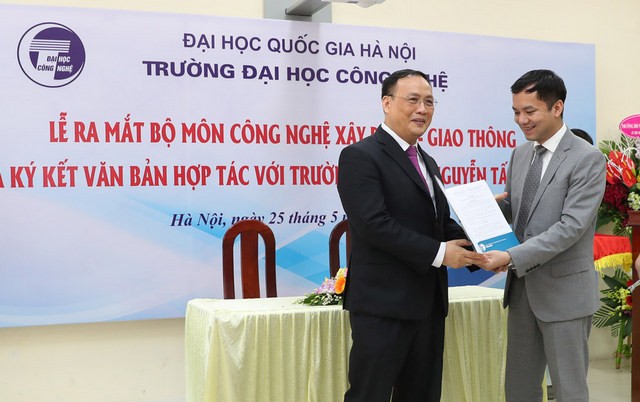 PGS.TS Nguyễn Việt Hà trao Quyết định bổ nhiệm cho GS.TSKH Nguyễn Đình Đức