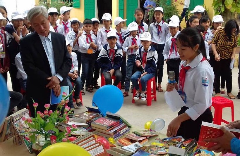Nhà giáo Phạm Tiến Dũng trong một cuộc thi giới thiệu về sách của học sinh.