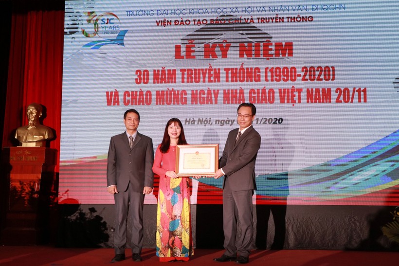 Thứ trưởng Hoàng Minh Sơn trao Bằng khen của Bộ trưởng Bộ GD&ĐT cho Viện.