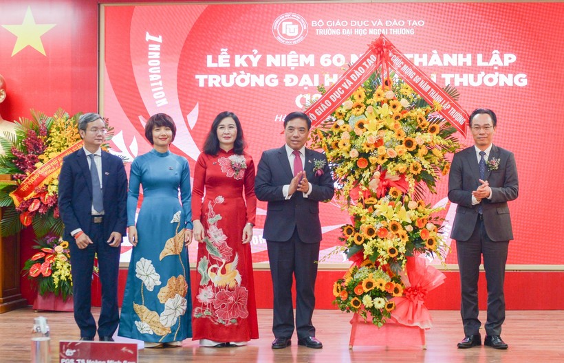 Thứ trưởng Hoàng Minh Sơn tặng hoa chúc mừng nhà trường.