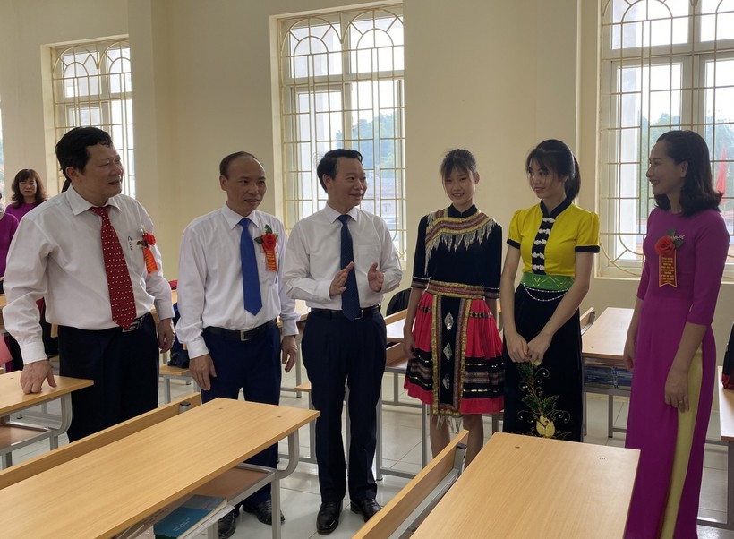 Đồng chí Đỗ Đức Duy - Bí thư Tỉnh ủy Yên Bái và Giám đốc Sở GD&ĐT Vương Văn Bằng thăm Trường THPT DTNT tỉnh. 