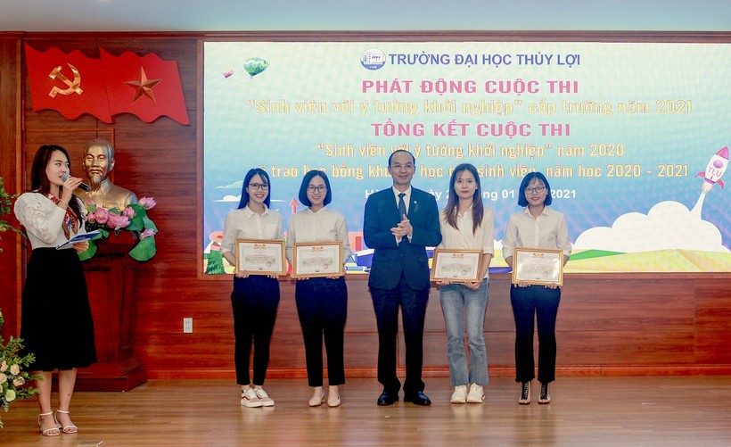 GS.TS Trịnh Minh Thụ - Hiệu trưởng nhà trưởng trao thưởng cho nhóm SV đạt giải Ba toàn quốc “Sinh viên với ý tưởng khởi nghiệp” năm 2020.