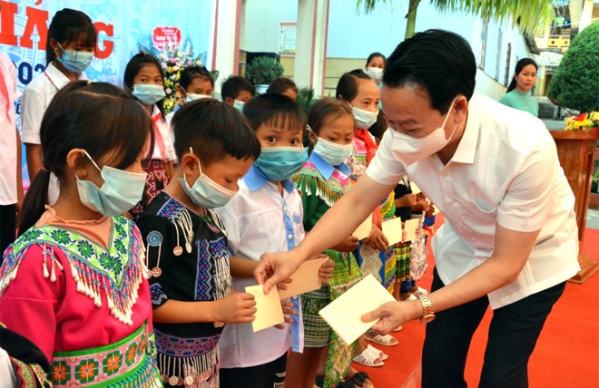 Đ/c Đỗ Đức Duy - Bí thư Tỉnh ủy Yên Bái trao quà cho các em HS Trường Phổ thông dân tộc bán trú TH&THCS Bản Công, huyện Trạm Tấu trong lễ khai giảng năm học 2021 - 2022.