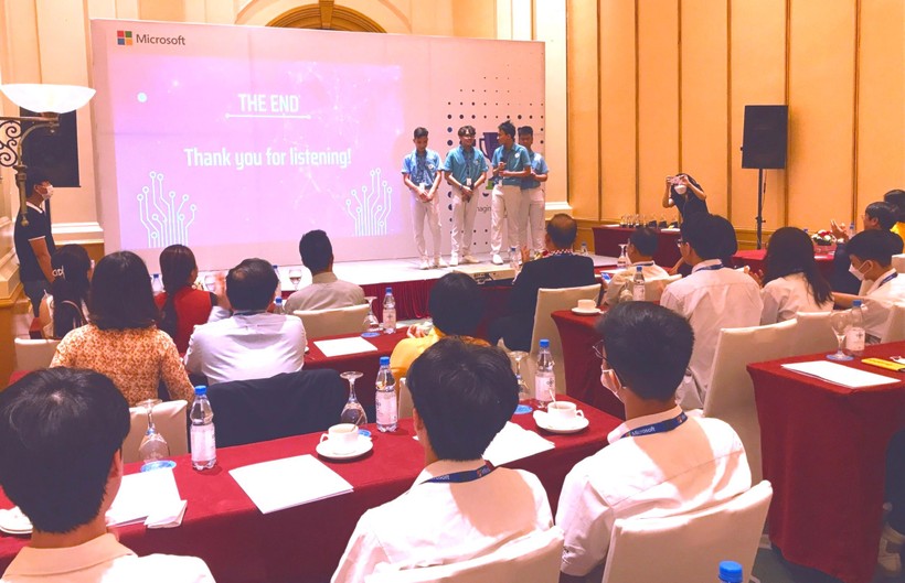 Đội Sky-Line Humanitarian đến từ Trường TH, THCS, THPT Sky-Line Đà Nẵng, thuyết trình dự án đoạt giải của mình