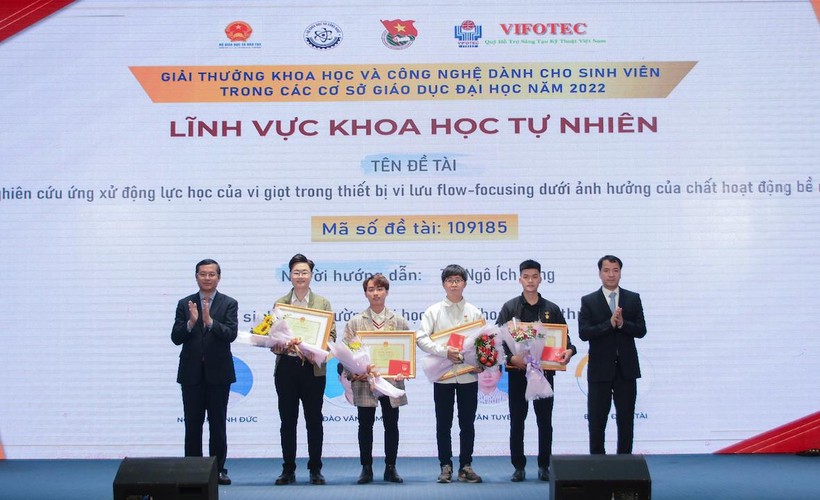 Thứ trưởng Bộ GD&ĐT Nguyễn Văn Phúc trao Giải thưởng KH&CN dành cho sinh viên năm 2022.
