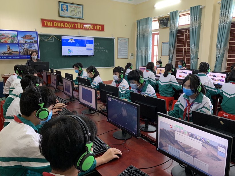 Giờ học trong phòng máy tính và thiết bị trình chiếu ở Trường THCS Hải Sơn.