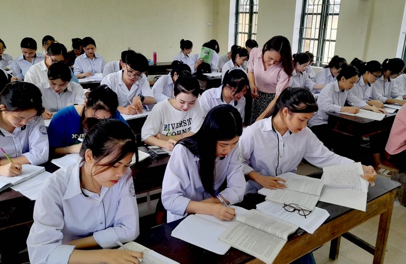 Cô giáo Nguyễn Thị Luyến đang hệ thống hóa kiến thức Ngữ văn cho học sinh khối 12.