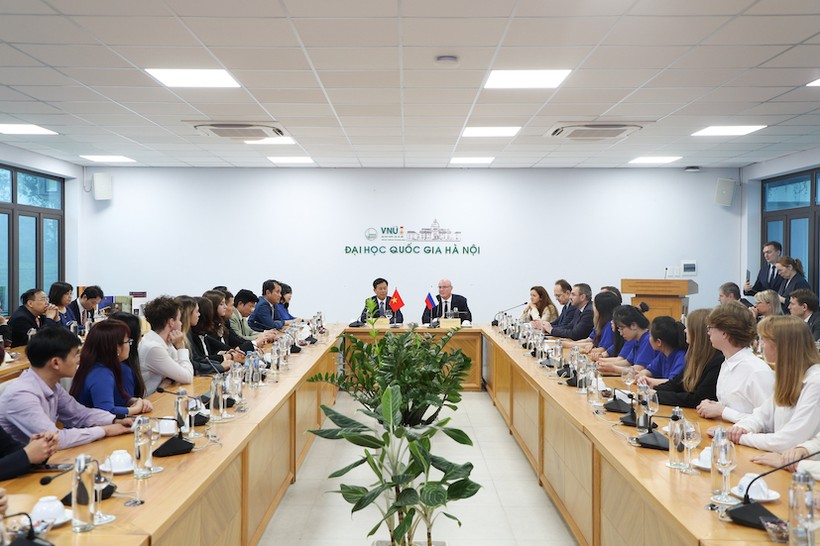 Phó Thủ tướng Nga thăm Đại học Quốc gia Hà Nội ảnh 1