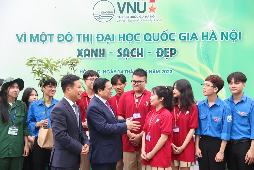 Thủ tướng Chính phủ Phạm Minh Chính nói chuyện với sinh viên ĐHQGHN.