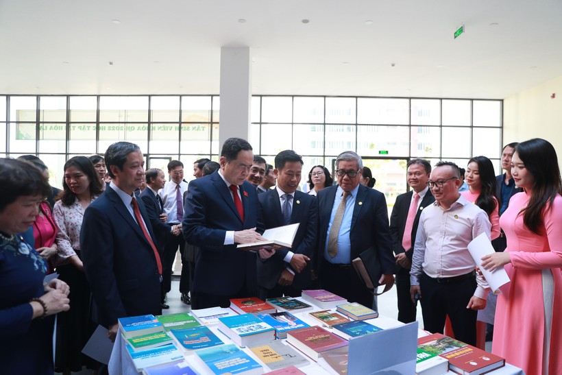 Phó Chủ tịch Quốc hội Trần Thanh Mẫn và Bộ trưởng Bộ GD&ĐT Nguyễn Kim Sơn thăm và làm việc tại ĐHQGHN. 