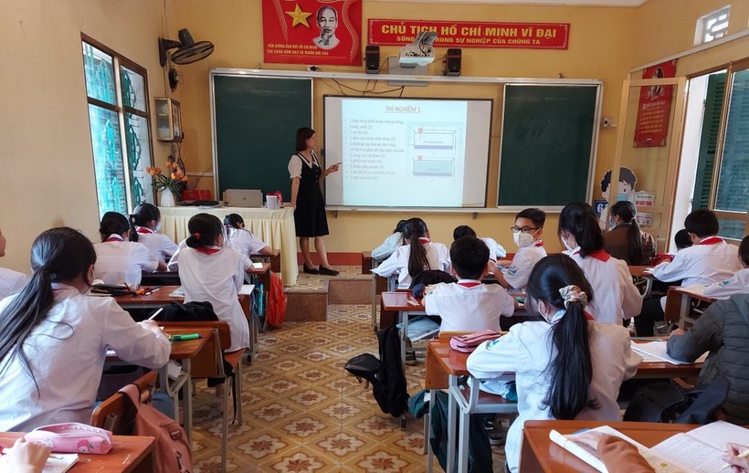 Cô giáo Lê Thị Loan trong một giờ lên lớp dạy môn Vật Lý cho học sinh. ảnh 1