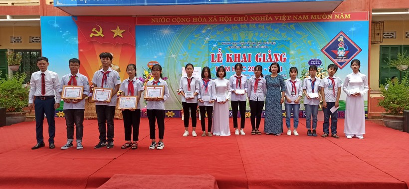 Cô giáo Lê Thị Loan và các em học sinh Trường THCS Cổ Phúc nhận giấy khen dịp khai giảng năm học mới. ảnh 2