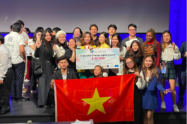 Niềm vui của nhóm các tác giả Việt Nam và bạn bè quốc tế trong ngày nhận giải thưởng. ảnh 1