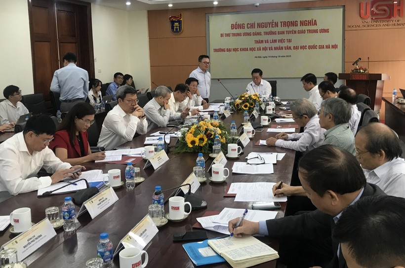 Chủ tịch Hội Nhà báo Việt Nam Lê Quốc Minh chia sẻ yêu cầu đào tạo nhà báo đối với thực tế tòa soạn. ảnh 3