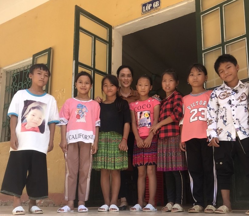 Niềm vui lớn của cô giáo Lê Thị Huyền là giúp các các em học sinh được học tập tiếng Anh đầy đủ.