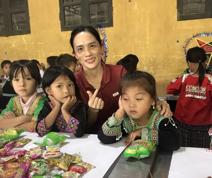 Trách nhiệm và gắn bó với nghề, cô giáo Lê Thị Thanh Huyền đã 2 lần xung phong lên với vùng cao.