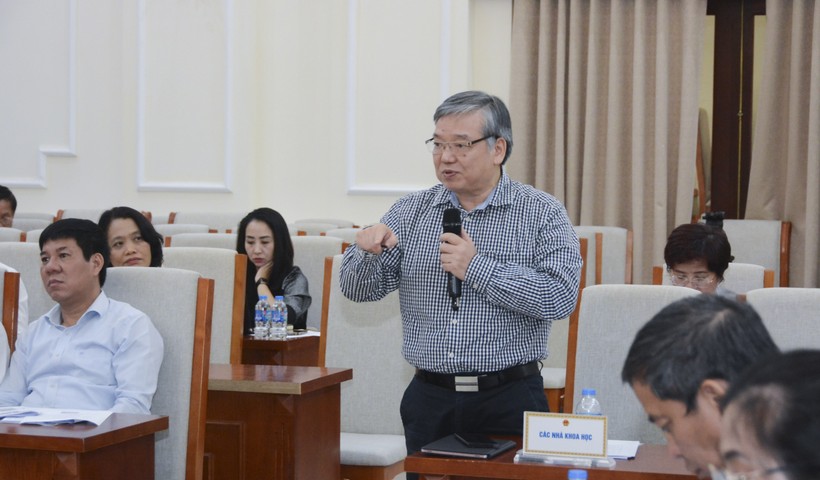 TS Trương Tiến Tùng, nguyên hiệu trưởng Trường ĐH Mở Hà Nội phát biểu ý kiến.