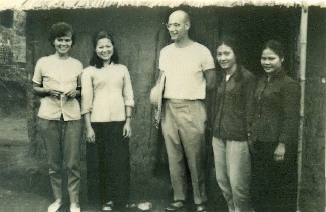 GS Hoàng Xuân Sính (ngoài cùng bên trái) và GS Toán học Alexandre Grothendieck (giữa) một lần sang Việt Nam. Ảnh: Gia đình cung cấp.
