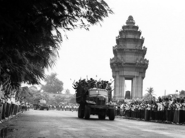 Nhân dân thủ đô Phnom Penh tiễn đưa quân tình nguyện Việt Nam về nước