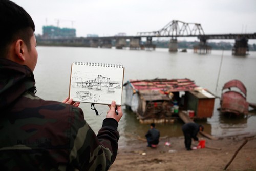 Hàng trăm sinh viên ký họa cầu Long Biên
