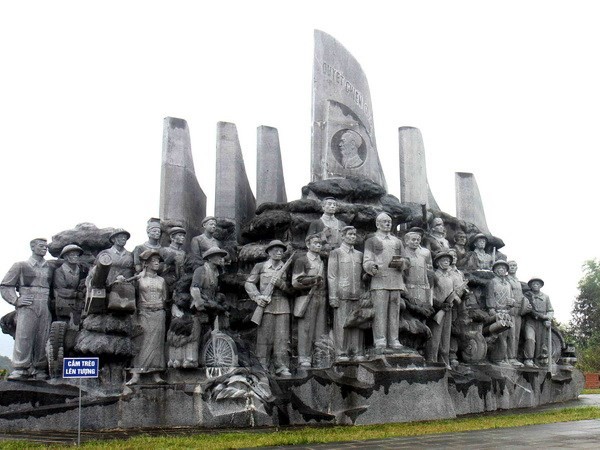 Tượng đài Chiến thắng Điện Biên Phủ ở Mường Phăng.
