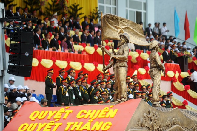 Quân đội hùng dũng trên đường phố Điện Biên