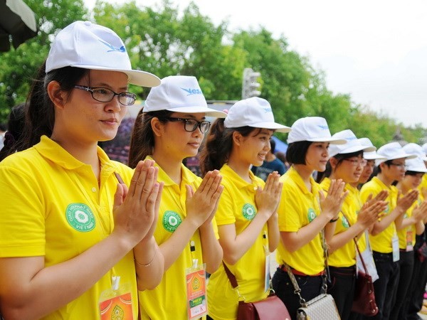Các tình nguyện viên tham gia Nghi thức Tắm Phật.