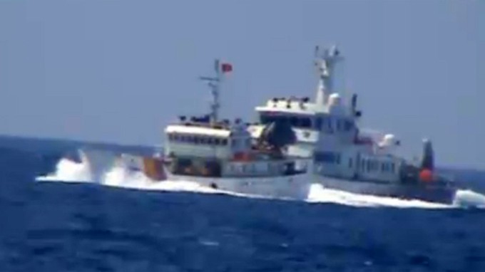 Tàu hải cảnh Trung Quốc (phải) uy hiếp tàu kiểm ngư Việt Nam - Ảnh cắt từ clip của Cảnh sát biển Việt Nam