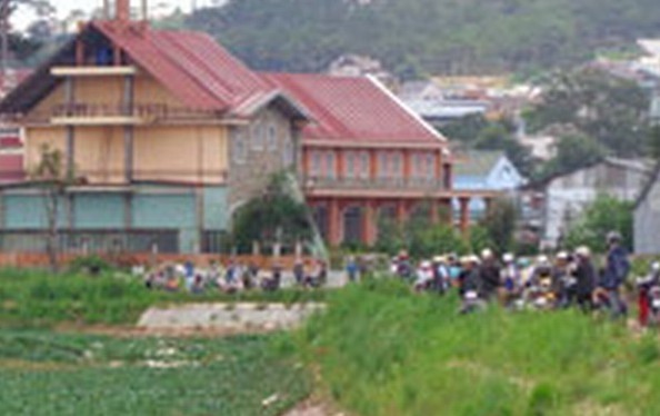 Người dân túc trực tìm kiếm tại khu vực hồ Mê Linh.