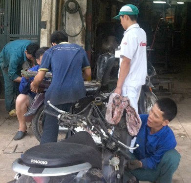 Hàng chục cửa hàng sửa chữa ôtô, xe máy trên phố Trần Nhật Duật sẵn sàng cung cấp biển số giả