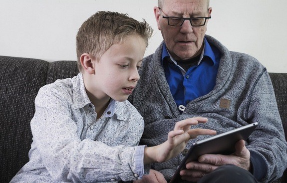 Sử dụng iPad, trí nhớ và khả năng làm việc của những người lớn tuổi được cải thiện đáng kể từng ngày.