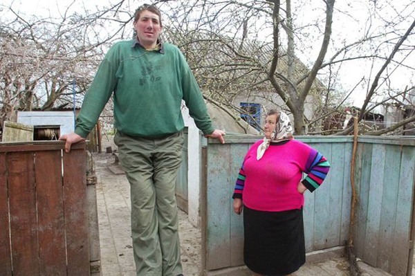 Caption] Leonid Stadnyk đứng bên cạnh mẹ.
