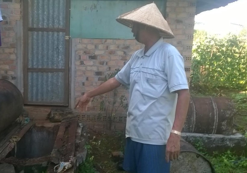 Giếng nước nhà ông Nguyễn Hoàng Cậy, dù được đào sâu 25m những vẫn bị nhiễm dầu.