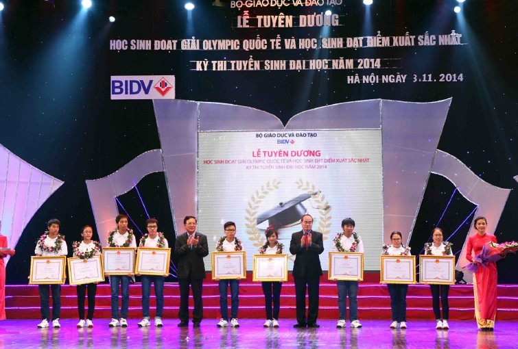Chủ tịch Ủy ban Trung ương Mặt trận Tổ quốc Việt Nam Nguyễn Thiện Nhân và Bộ trưởng Bộ GD&ĐT Phạm Vũ Luận tặng bằng khen cho những học sinh xuất sắc