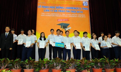Ông Gary Tseng - Tổng Giám đốc Công ty TNHH Phát triển Phú Mỹ Hưng trao học bổng cho các em học sinh Trường THPT Năng khiếu TPHCM